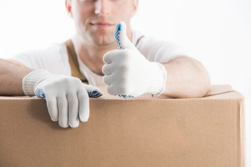Umzugsunternehmen Berlin Hering - Packhelfer in weiß macht Daumen nach oben