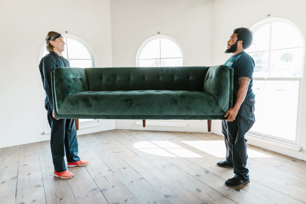 Umzugsunternehmen Berlin Hering Umzugshelfer leeren das Wohnzimmer