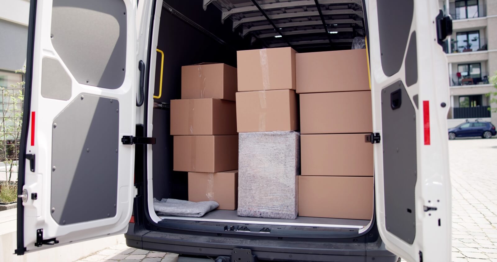 Das Bild zeigt einen Möbeltransporter.