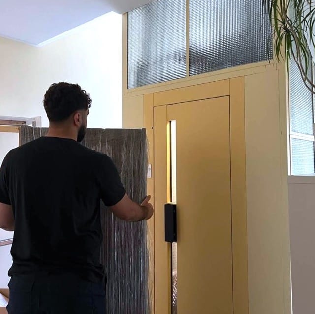 Das Foto zeigt einen Umzugshelfer von Hering Umzüge Berlin beim Möbeltragen.
