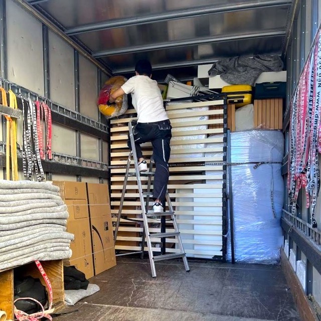 Das Foto zeigt die Beladung eines Transporters.