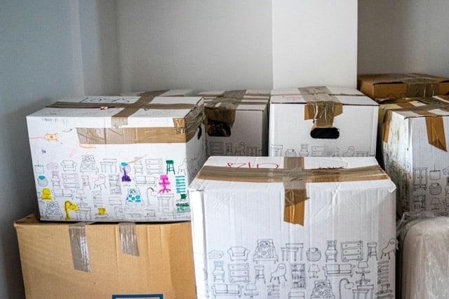 Das Bild zeigt gelagerte Umzugskisten.