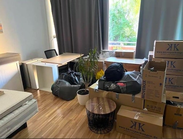 Das Bild zeigt gestapelte Umzugskartons, die in einer Berliner Wohnung auf den Abtransport durch das Umzugsunternehmen warten.