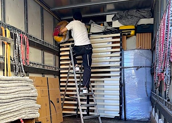 Auf dem Bild ist das Beladen eines Umzugstransporters zu sehen.