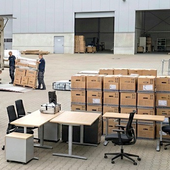 Das Foto zeiht gestapelte Kartons für einen Büroumzug in Berlin.