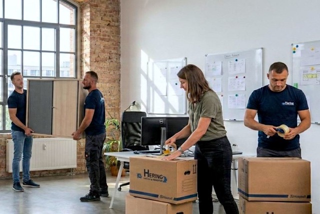 Das Bild zeigt den Umzugsdienst beim Packen für einen Büroumzug in Berlin.