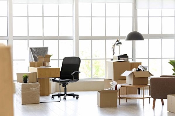 Auf dem Bild ist ein Büro in Berlin zu sehen, das vom Umzugsdienst geräumt wird.