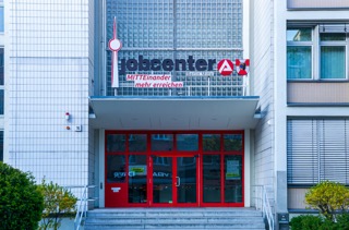 Das Bild zeigt ein Jobcenter in Berlin und dient als Beitragsbild für das Thema „Sozialumzug“.